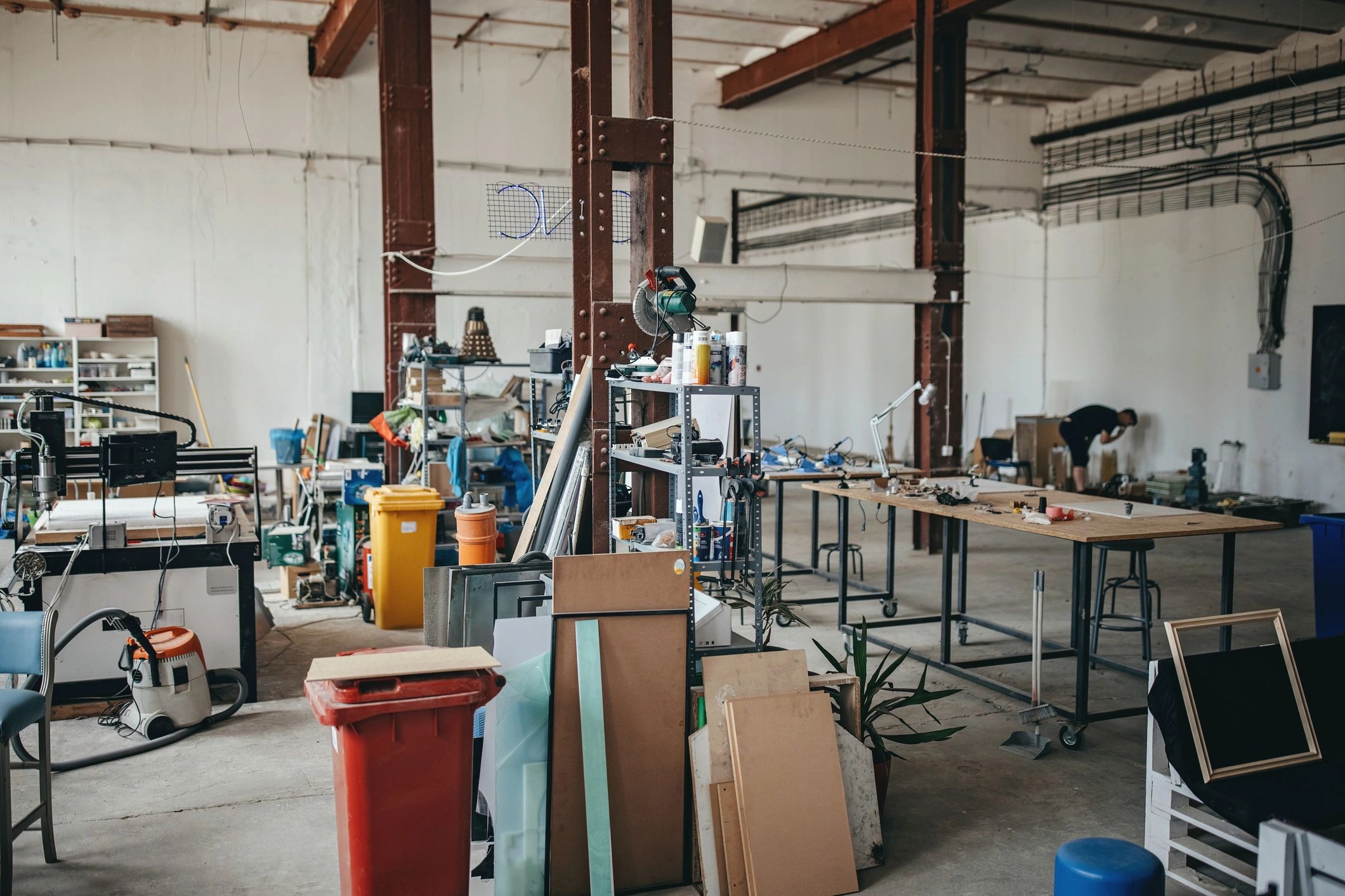 Industrial facility ceiling infrastructure suitable for sprinkler and piping systems